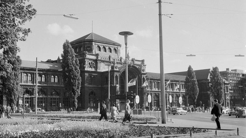 Der Bahnhofsplatz erstrahlt in vollem Glanz und war um 1950...