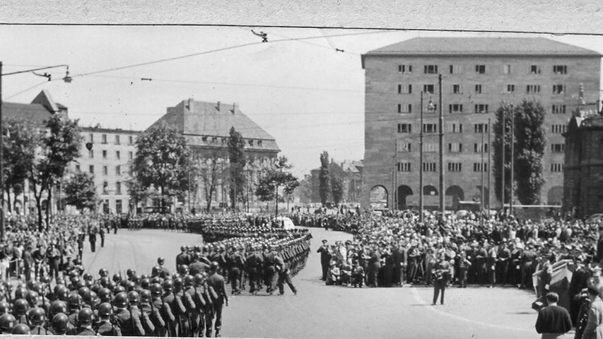 1951 marschierten amerikanische Truppen vor dem Nürnberger Hauptbahnhof und führten diese Parade anlässlich des "Tages der Armee" durch.