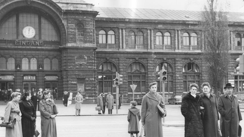 Drei Minuten wurde geschwiegen, am 7. November 1956. Zwischen 12 und 12.03 Uhr standen alle Räder und alle Menschen komplett still, auch am Hauptbahnhof wurde der Betrieb für drei Minuten gestoppt. Grund der Schweigeminuten war der Volksaufstand in Ungarn, bei dem viele Menschen ihr Leben verloren.