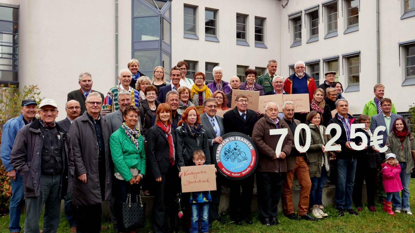 Mit Schirmherr Landrat Helmut Weiß überreichte der Initiator und Organisator Helmuth P. Schuh (Mitte) im Kreis der Tourpaten und Sponsoren den stattlichen Erlös der „Franken-Strampel-Aktion 2015“ an Kindergärten, Caritas und Frauennotruf. Mit Schirmherr Landrat Helmut Weiß überreichte der Initiator und Organisator Helmuth P. Schuh (Mitte) im Kreis der Tourpaten und Sponsoren den stattlichen Erlös der „Franken-Strampel-Aktion 2015“ an Kindergärten, Caritas und Frauennotruf.