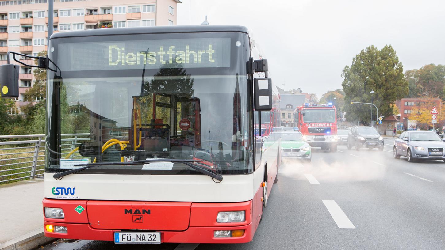 Rauch an der Billinganlage in Fürth: Ein defekter Bus sorgte dort am Freitag für Aufsehen.