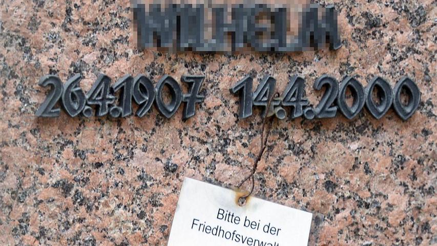 Die zuständige Behörde der Stadt Erlangen hat einen eigenen Weg gefunden. An Gräbern werden Schilder mit „Bitte bei der Friedhofsverwaltung melden“ angebracht. Mal sehen ob’s funktioniert — oder ob nur Angehörige beim Amt anrufen.