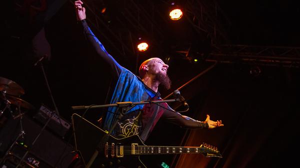 Eine Truppe von wackeren Recken, die sich zusammenfand, um zu musizieren: Gloryhammer besingen in ihren Power-Metal-Hymnen fantastische Abenteuer. Gegründet wurde die Band übrigens von Alestorm-Frontmann Christopher Bowes.