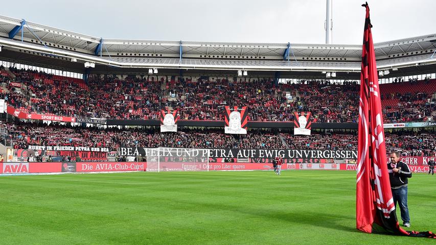 Der 1. FC Nürnberg empfängt den FSV Frankfurt. Bevor die Partie jedoch beginnt, gibt es im Stadion eine Schweigeminute und eine Choreographie der Clubfans für verstorbene Fans und Mitarbeiter.