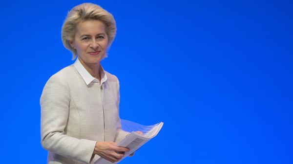 EU-Kommissionspräsidentin Ursula von der Leyen freut sich: "Die EU und die USA sind Freunde und Verbündete, unsere Bürgerinnen und Bürger haben die tiefsten Verbindungen. Ich freue mich auf die Zusammenarbeit mit dem designierten Präsidenten Biden. Während sich die Welt weiter verändert und sich neue Herausforderungen und Möglichkeiten auftun, wird unsere erneuerte Partnerschaft von besonderer Bedeutung sein", schrieb sie bei Twitter.