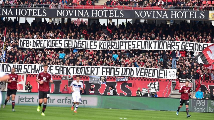 Nach der Halbzeit geben die Club-Fans in der Nordkurve ein Statement zu den aktuellen Vorwürfen gegen den DFB ab. Ob dieses Banner so genehmigt war, sei einmal dahingestellt.