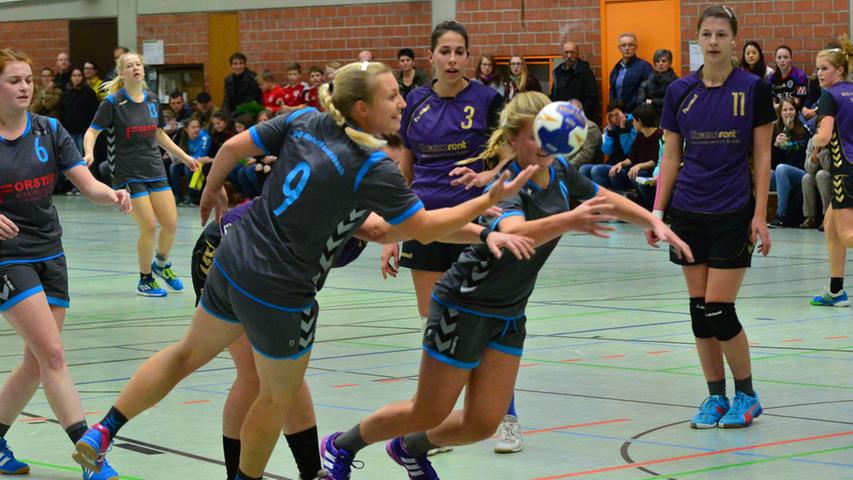 Punkteteilung im Handball-Derby: Die SG Rohr/Pavelsbach (grau) und die HSG  Pyrbaum-Seligenporten trennten sich in Postbauer-Heng mit 14:14.