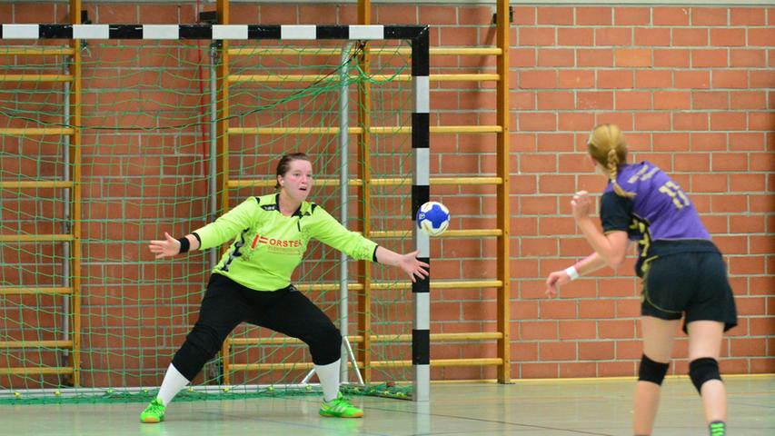 Punkteteilung im Handball-Derby: Die SG Rohr/Pavelsbach (grau) und die HSG  Pyrbaum-Seligenporten trennten sich in Postbauer-Heng mit 14:14.