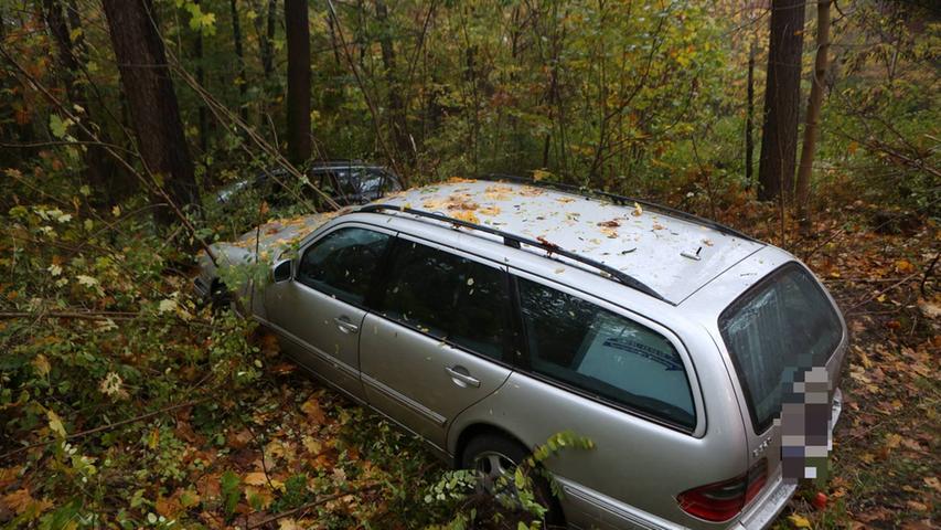 BMW schleudert parkendes Auto in Kraftshofer Forst