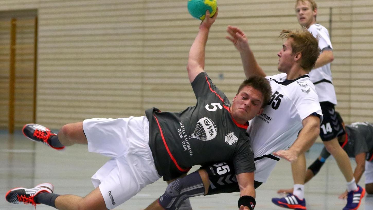 Ein typisches Duell im Spiel des TSV Stein gegen den TSV Wendelstein. Der Steiner Hannes Rödel (in Grau) landet mit seinem Kontrahenten Tobias Jensen auf dem Hallenboden.