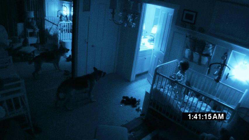 Bei Paranormal Activity installieren die Hauptprotagonisten nach schaurigen Vorkommnissen mehrere Überwachungskameras in ihren eigenen vier Wänden. Der Zuschauer beobachtet das Alltagsleben - und wie sollte es anders kommen: Die Kamera dreht sich und plötztlich steht ein Geist im Wohnzimmer. Gänsehaut ist vorporgrammiert.