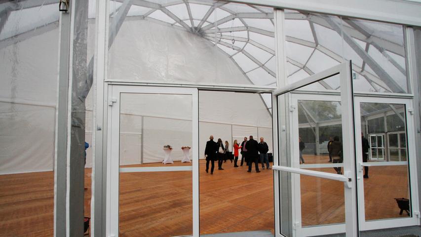 Der Eingangsbereich wird von einer großen Glaskuppel überspannt.