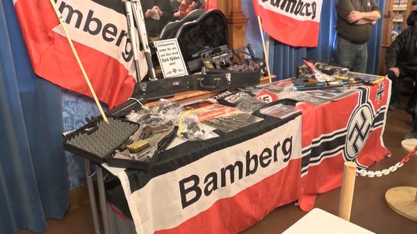 Fakt Nr. 10: Zu einem echten Brandanschlag auf eine Bamberger Flüchtlingsunterkunft ist es zwar nicht gekommen - er stand aber möglicherweise unmittelbar bevor: Bereits im Oktober 2015 konnte die Polizei eine rechtsextreme Gruppierung festnehmen, die im Besitz von Waffen und Sprengstoff war und offensichtlich Flüchtlingsheime als Ziele im Visier hatte.