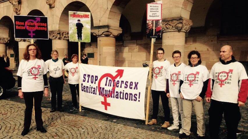 Vor dem Landgericht Nürnberg-Fürth demonstrierten am Donnerstagvormittag mehrere Menschen für die Rechte von Intersexuellen.