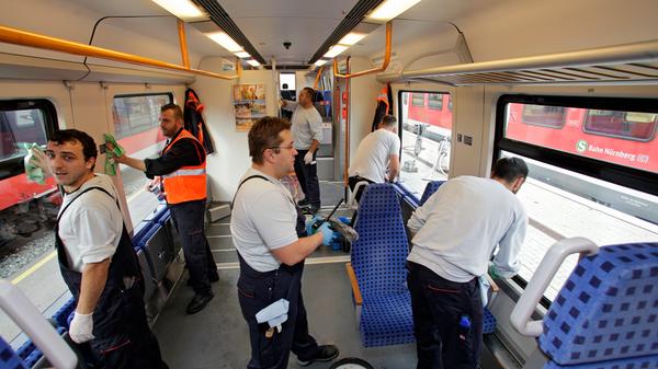 Und wie bleiben die Züge eigentlich innen sauber? Bei Bedarf werden sie von Hand gereinigt. Diese aufwendige Grundreinigung dauert mehrere Stunden und steht alle vier bis sechs Wochen an.