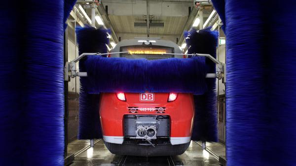 Natürlich muss die S-Bahn-Flotte gepflegt werden. Rund eine Million Euro hat die 2013 eröffnete Waschanlage in Gostenhof gekostet, die seitdem fast rund um die Uhr ausgelastet ist.