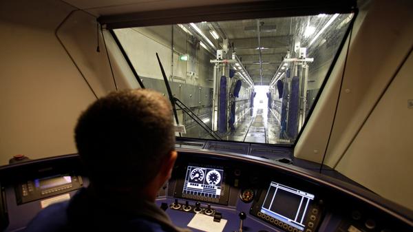 Einmal pro Woche rollen die Züge zu der knapp halbstündigen Reinigungsprozedur an.