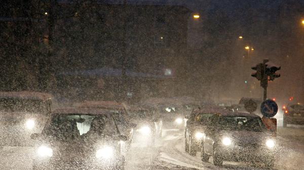 Bei so viel Schnee - wie an manchen Tagen im Winter 2010 - half nur, mit angepasster Geschwindigkeit zu fahren.