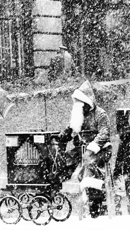 Selbst den Weihnachtsmann überraschte der Schnee schon: In der unteren Königstraße stand der Mann mit seiner Drehorgel und sorgte für Stimmung. Allzu kalt wurde es in der Weihnachtszeit 1980 allerdings nicht. Die Schneedecke wuchs zwar auf acht und mehr Zentimeter - doch durchschnittlich betrugen die Temperaturen an diesem Tag im Dezember gerade einmal minus 1,5 Grad.