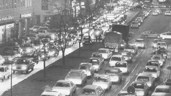 Zehn Jahre später traf erneut ein heftiger Wetterumschwung die Nürnberger. Eisregen in der ganzen Republik sorgte für sechs Todesopfer, Millionenschäden und ein Verkehrschaos. Nach mehreren Unfällen in Nürnberg auf spiegelglatter Fahrbahn ging in der Innenstadt der Noris nichts mehr.