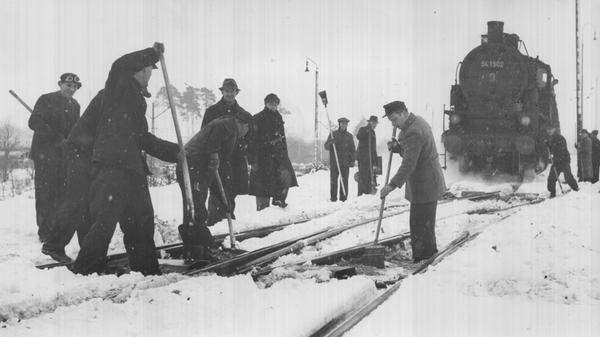 Auch den Verkehr beeinträchtigten die Schneemassen damals. Eisenbahner griffen zu Schaufel und Besen, um die Schienen freizuräumen für die Lokomotiven.