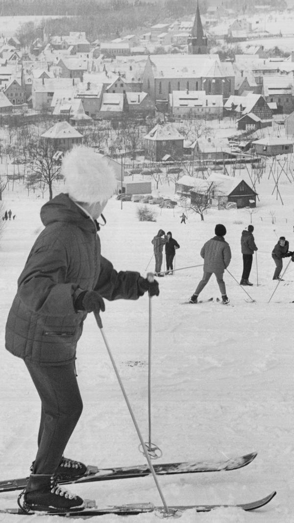 Bei unter minus 20 Grad ließen es sich die Menschen auch ein Jahr später nicht nehmen, die Pisten zu benutzen. Besonders geeignet: der Rothenberg mit dem Ausblick auf das verschneite Schnaittach.