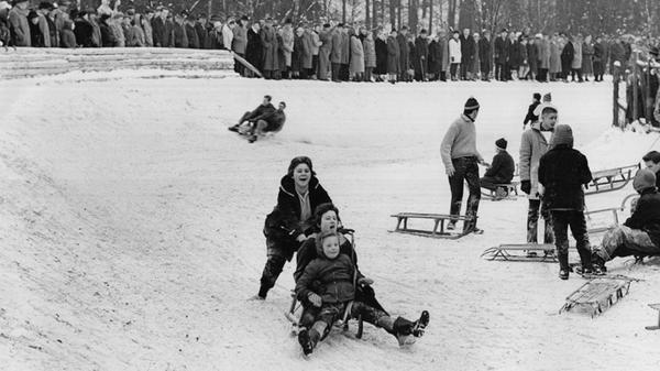 Doch die Menschen nutzten den Schneefall natürlich auch aus - im Januar 1960 trafen sich überall in Nürnberg Tausende von Menschen, um die weiße Pracht zu bewundern oder die Rodelbahn am Schmausenbuck hinunterzufahren.