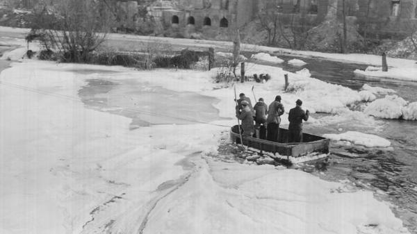 Im Januar 1954 hatte sich sogar richtiges Packeis in der Pegnitz oberhalb der Karlsbrücke gebildet, so dass Wasser nicht mehr abfließen konnte. Das Wasserwirtschaftsamt setzte deswegen sogar "Eisbrecher" ein. Die Eismassen waren an dieser Stelle damals bis zu 30 Zentimeter dick.