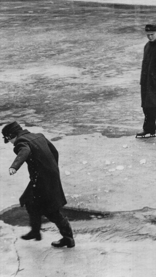 An der ein oder anderen Stelle konnten die Kinder von Nürnberg ihre Schlittschuhe anziehen und über das Eis flitzen - allerdings war dies trotz der Kälte nicht überall möglich.