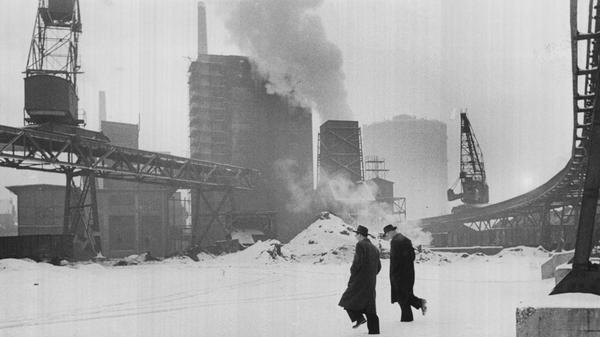 Die kalten Winter setzten den Menschen zu, denn die Versorgung mit Heizmaterial und Lebensmitteln litt unter der Kälte. Im Februar 1956 herrschte gähnende Leere auf den Kohlelagerplätzen im städtischen Gaswerk. Nur einige spärliche Halden sind zu sehen. Der Monat sollte als der "arktische" Februar in die Berichterstattung eingehen - mit einer Mitteltemperatur von minus 10,6 Grad.