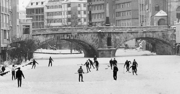 Auch Nürnberg traf diese Monate mit all ihrem Frost und Schnee. Die Stadtverwaltung befürchtete damals, "dass die anhaltende Kälte der Stadt und der Bevölkerung großen Schaden zufügen kann". Allerdings machten die Menschen wieder das Beste aus der Situation: Die zugefrorene Pegnitz nutzen sie in der Altstadt für eine gepflegte Partie Eishockey.