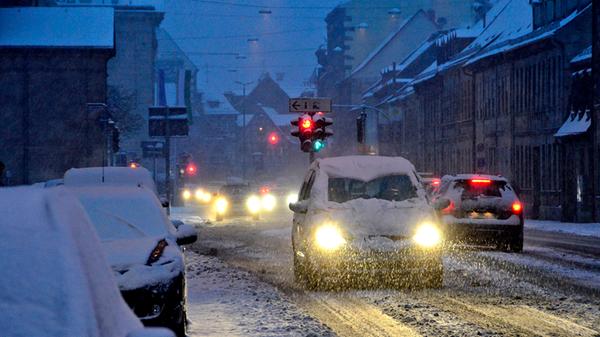 Mehrmals überraschten Schnee und Glätte die Autofahrer und sorgten damals für Verkehrschaos und schwierige Straßenverhältnisse - wie hier in Fürth.