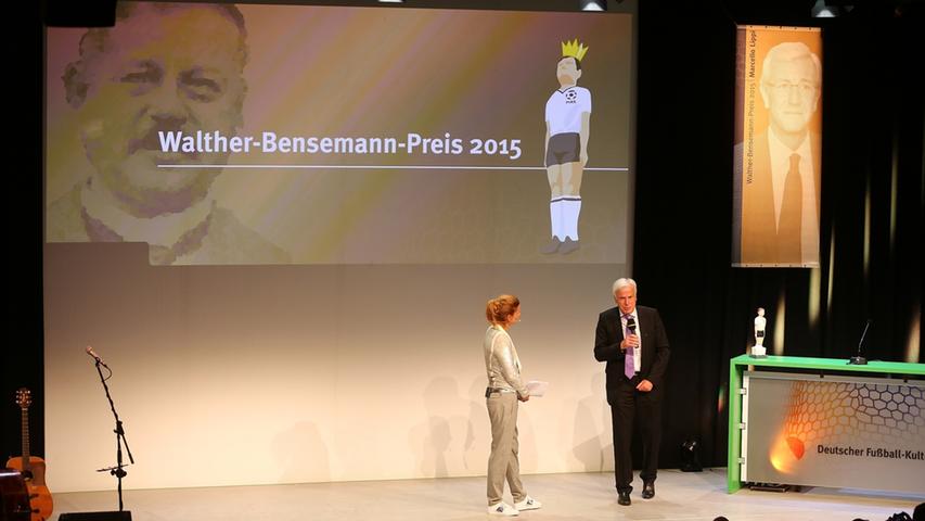 Der Höhepunkt des Abends war aber zweifelsohne die Verleihung des Walter-Bensemann-Preises. Kicker-Herausgeber Rainer Holzschuh hielt die Laudatio auf den Geehrten.