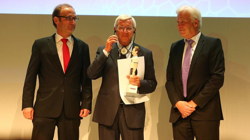 Mit Dolmetscher im Ohr nahm Lippi, eingerahmt von Toni Schnell (links), Geschäftsführer des Olympia Verlags und Rainer Holzschuh, den Preis entgegen.