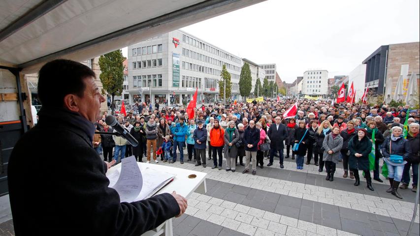 Stephan Doll vom Deutschen Gewerkschaftsbund (DGB) Mittelfranken sprach am Kornmarkt zu den Demonstrierenden.