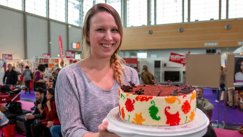 Tamara Perske verwendete aufwändigen Motiv-Biskuit als Rand für ihre Birnen-Schokomousse-Torte.
