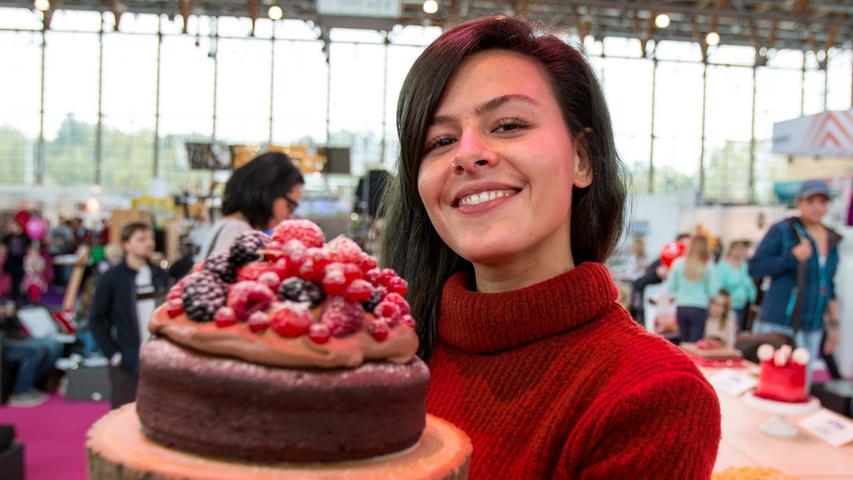 Aydan Ünlütürk mit ihrer Schoko-Mascarpone-Torte.
