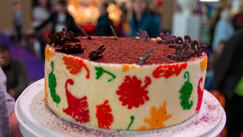 Tamara Perske verwendete aufwändigen Motiv-Biskuit als Rand für ihre Birnen-Schokomousse-Torte.