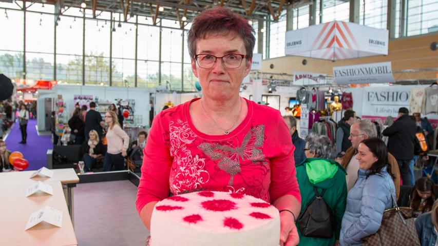 Maria Röhrichs Himbeer-Quark-Torte begeisterte die Jury. Sie landete auf dem dritten Platz und bekommt einen 100 Euro-Gutschein von Küchen Lösch.