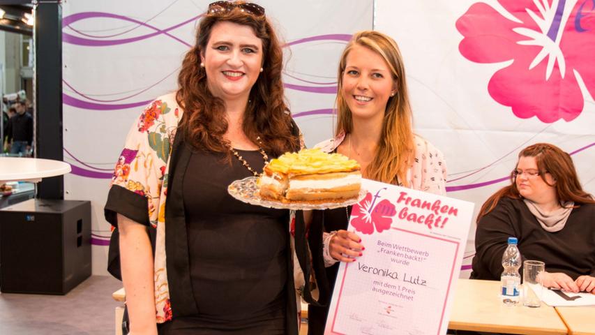 Moderatorin Susanne Hofmann-Fraser freut sich mit Veronika Lutz über ihren Titel als beste Bäckerin Frankens.