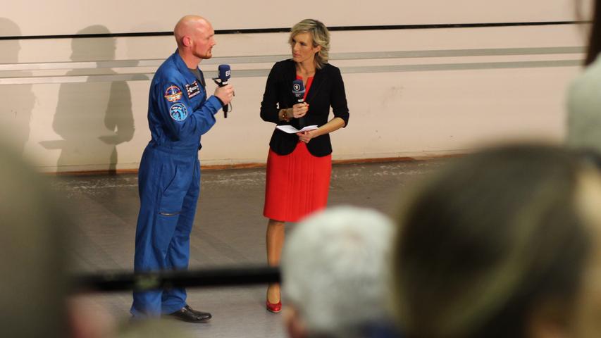 Während seines Vortrags gab Gerst auch Einblicke in das Astronautenleben. Sein einziger Moment der Panik während der Landung auf der Erde nach 144 Tagen auf der ISS? Als die Kapsel auf dem Boden angekommen war und sein über ihm angeschnallter Kollege gestand, dass ihm schlecht sei.