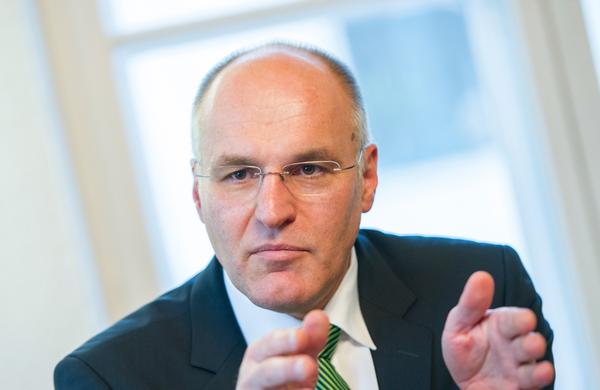 "Die Entscheidung von Ulrich Maly verdient Respekt. Als langjähriger Oberbürgermeister und Vorsitzender des Bayerischen Städtetages hat er hervorragende Dienste geleistet. Es ist sein gutes Recht, seine Zukunft nach Ablauf seines Mandates selbstbestimmt zu gestalten. Ich wünsche Uli Maly von Herzen alles Gute für die Zukunft und freue mich auf zahlreiche Begegnungen – zu allererst beim Derby 1. FC Nürnberg gegen den FC Augsburg am 30. März."