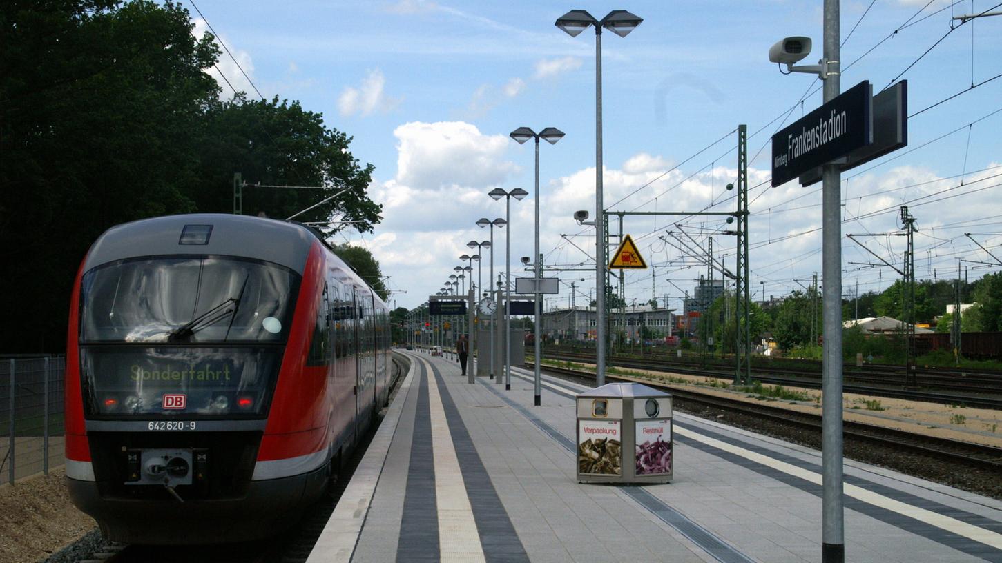 Die Diskussionen über die Breite des Bahnsteigs Frankenstadion beschäftigen auch die Clubfans. Die Diskussionen über die Breite des Bahnsteigs Frankenstadion beschäftigen auch die Clubfans.