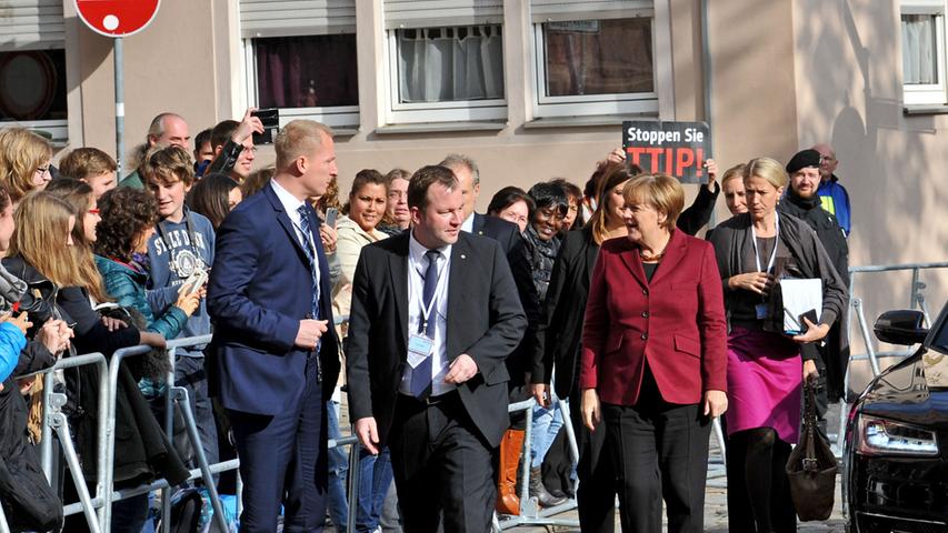 Um 13.16 Uhr war es so weit: Bundeskanzlerin Angela Merkel kam an der Jugendherberge auf der Kaiserburg an, um sich beim Bürgerdialog den Fragen der Nürnberger zu stellen.
