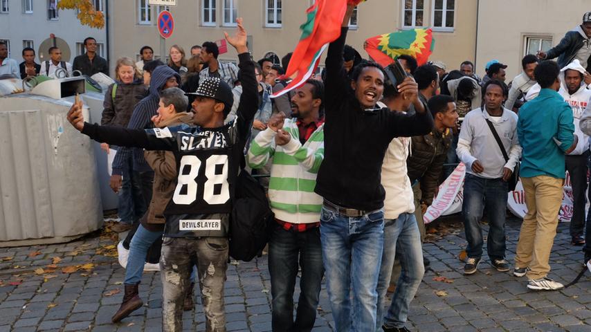 Flüchtlinge und Trassen-Gegner: Demos bei Merkels Bürgerdialog