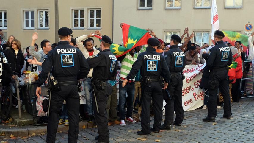 Flüchtlinge und Trassen-Gegner: Demos bei Merkels Bürgerdialog