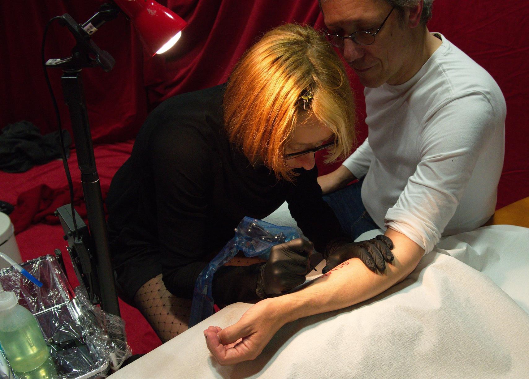 TattooPerformance in der kunst galerie fürth Mit Herzblut
