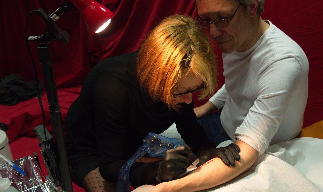 Tattoo-Performance in der kunst galerie fürth: Mit Herzblut gezeichnet