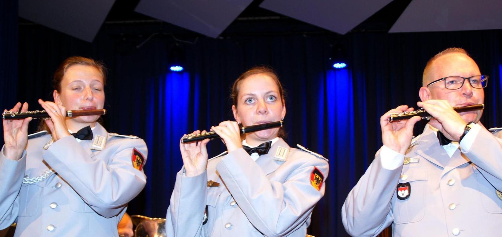 Beim Konzert des Bundeswehr-Musikcorps in der Stadthalle Gunzenhausen, veranstaltet vom Lions-Club, spielten Virginie Steigerwald (links),Valerie Henning und René Jestädt den River-Kwai-Marsch.