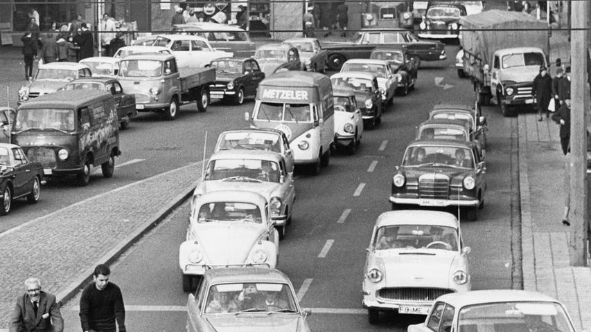 In den Straßen der Innenstadt herrschte gestern am katholischen Feiertag Allerheiligen heilloses Durcheinander. Die Polizei hatte alle Hände voll zu tun, um mit konzentrierten Armbewegungen den Verkehrsstrom zu teilen und zu lenken. Hier geht es zum Artikel vom 2. November 1965: Stadt zog Massen an.